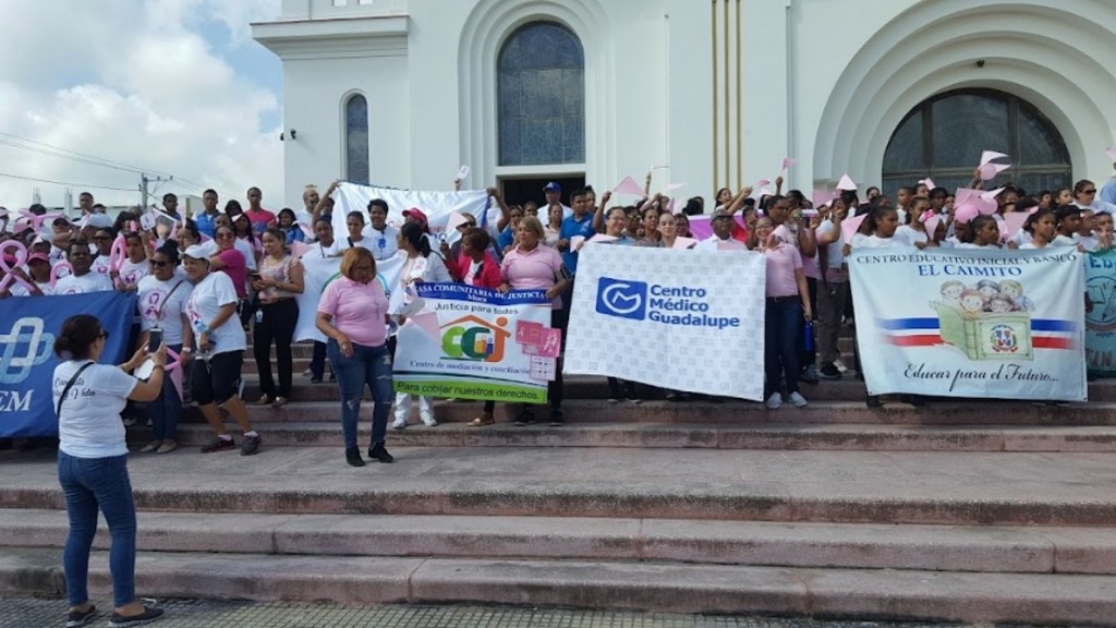 Grupo en caminata frente a edificio comunitario
