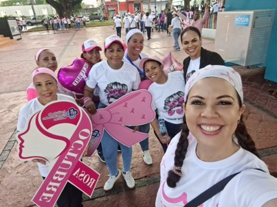 Participantes en caminata de octubre rosa