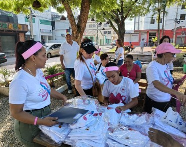 Voluntarias preparando camisetas para la caminata