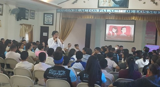 Charla en salón de actos con estudiantes