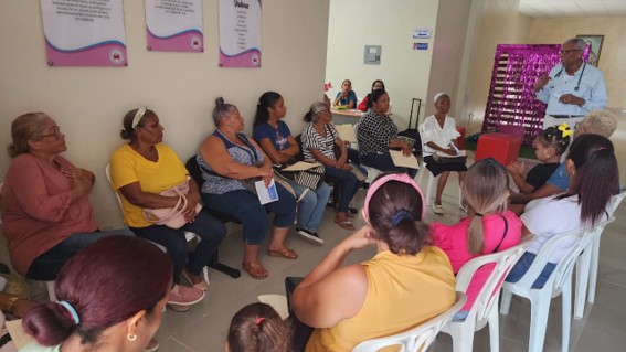 Médico dando charla a pacientes