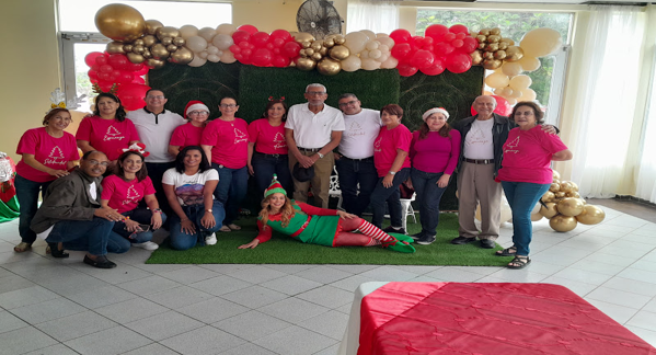 Grupo con decoración de globos y duende navideño