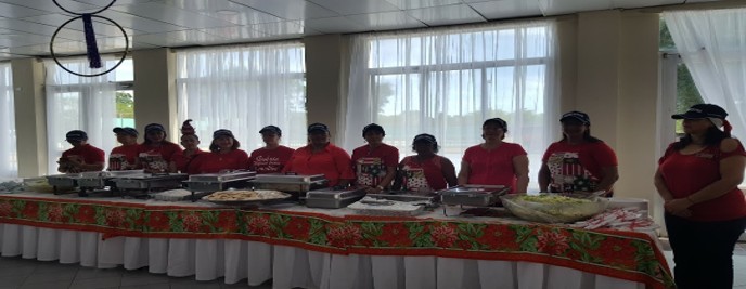 Voluntarias sirviendo en el buffet