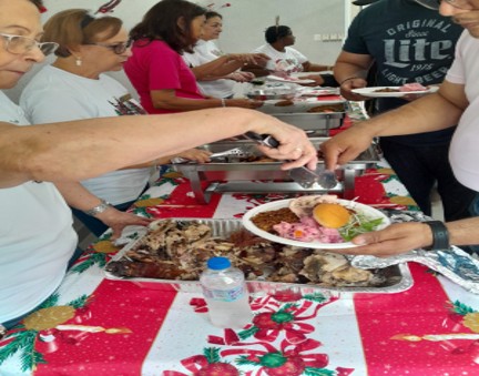 Pacientes sirviéndose en el buffet