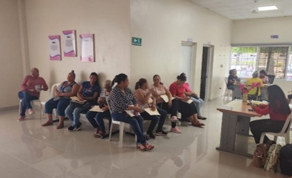 Pacientes en sala de espera durante un operativo médico