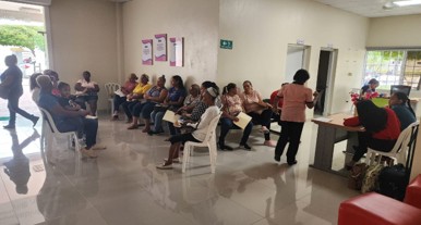 Jornada médica comunitaria con múltiples pacientes
